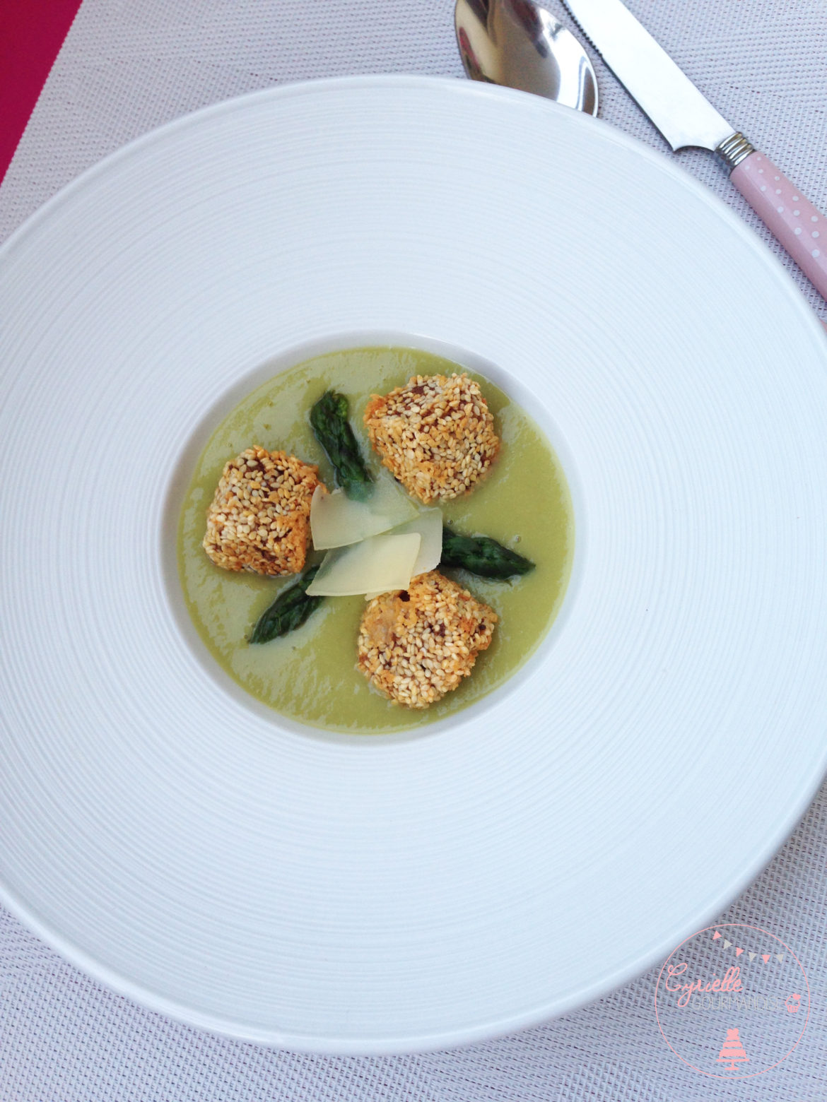 Crème d’asperges et Ossau Iraty pané au sésame