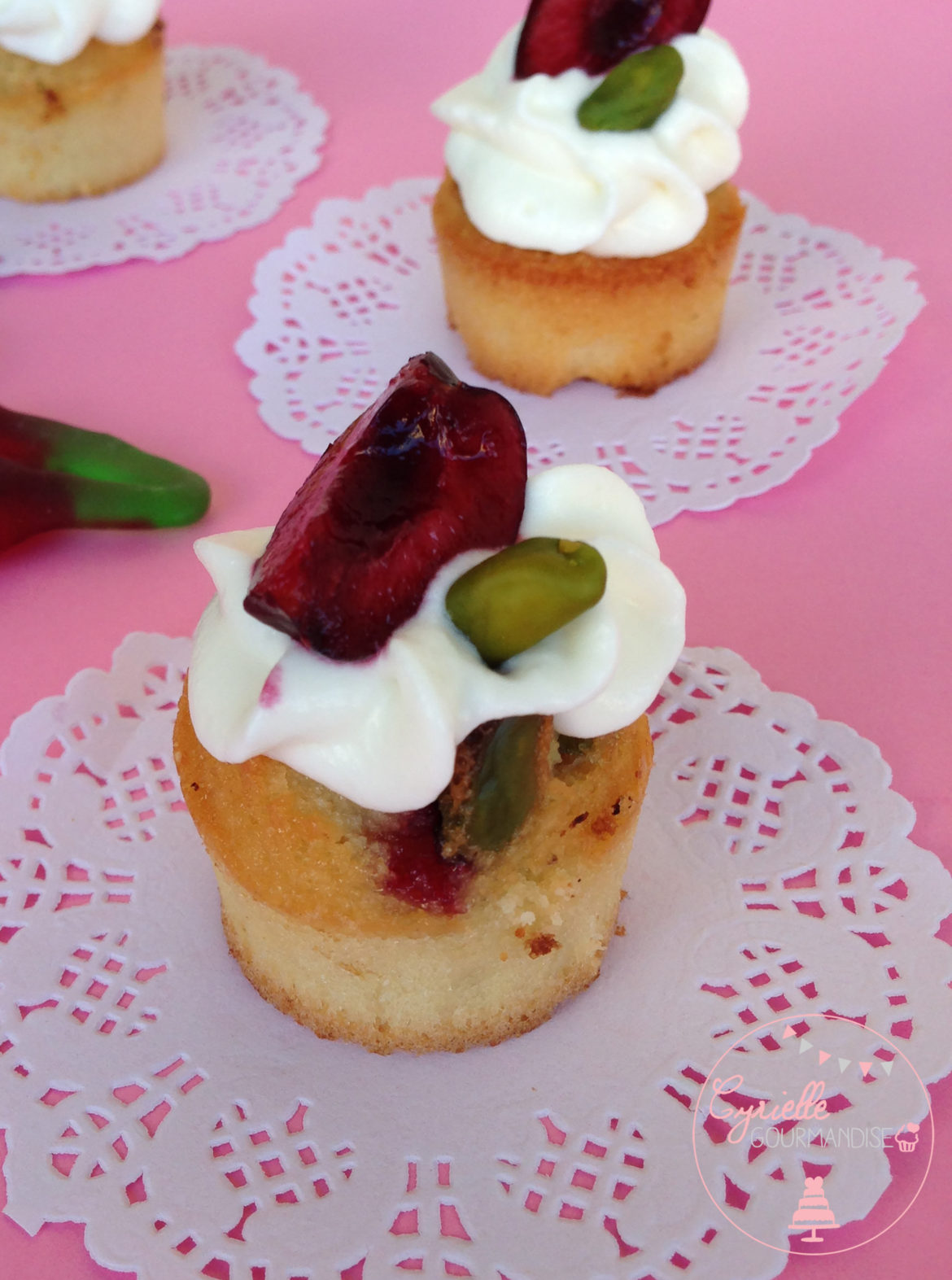 Mini-financiers cerise-pistache et chantilly mascarpone {0.0 Chut}