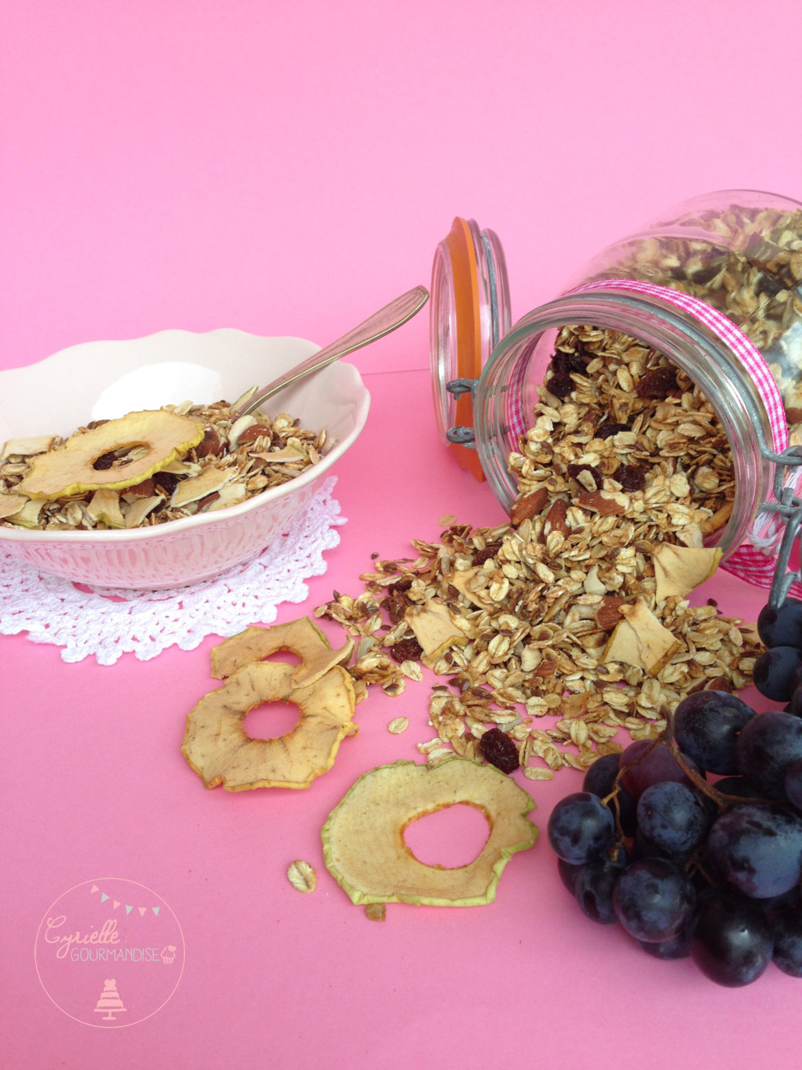 Granola amandes, raisins, cannelle et pommes séchées