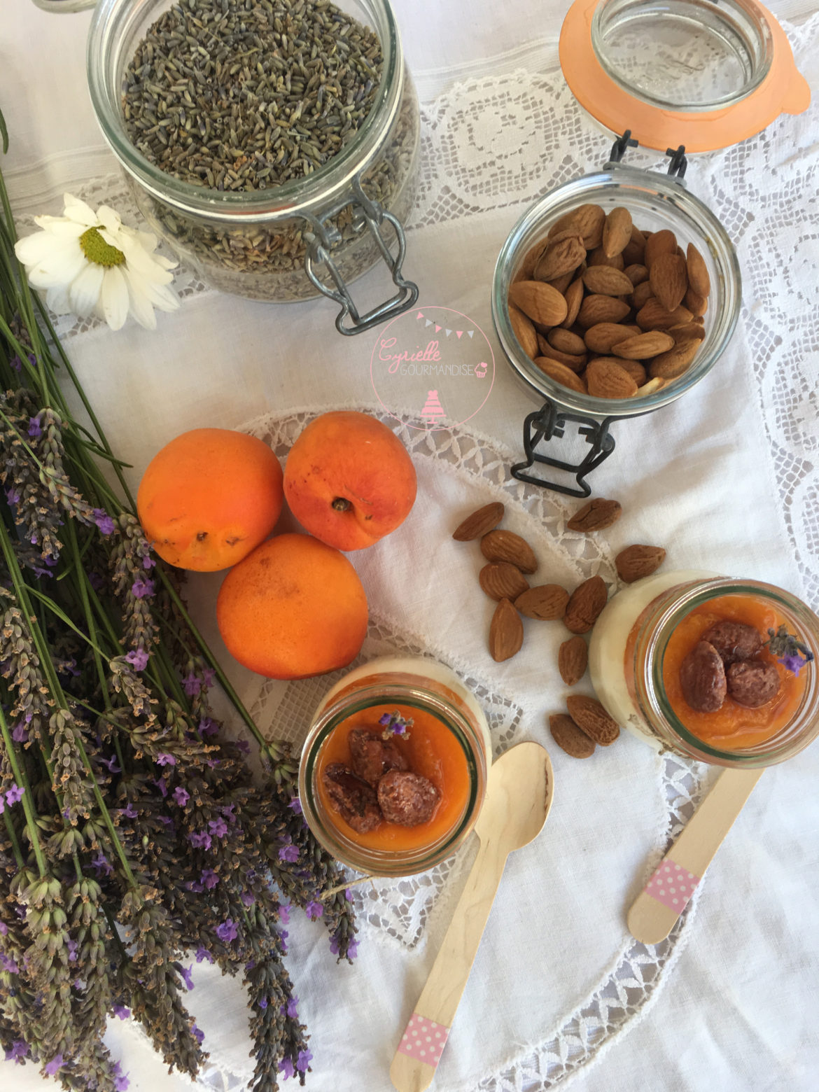 Panna Cotta Lavande, abricôts poêlés et amandes caramélisées