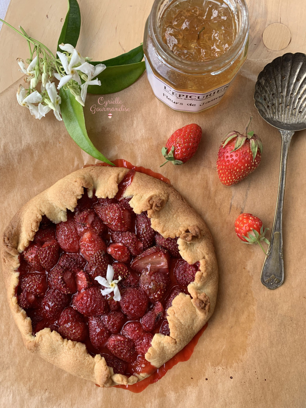 Tarte rustique aux fraises et confit de jasmin